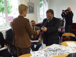 5. A nagykanizsai Tourinform vezetője, Bali Vera átveszi a madártávlati képet.JPG 5. A nagykanizsai Tourinform vezetője, Bali Vera átveszi a madártávlati képet.JPG
