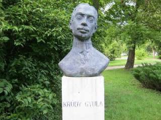 Nyíregyháza-Sóstó, Park: Krúdy Gyula szobra.jpg Nyíregyháza-Sóstó, Park: Krúdy Gyula szobra.jpg