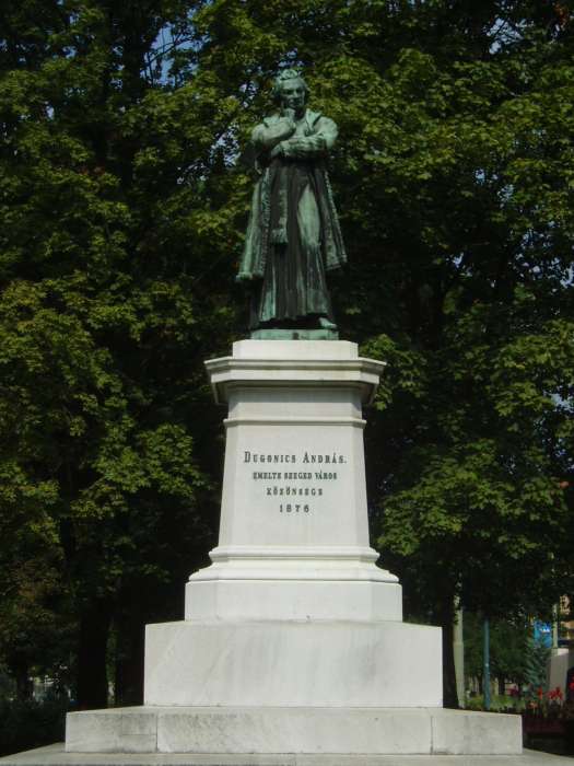 Szeged, Dugonics tér: Dugonics András szobra.jpg Szeged, Dugonics tér: Dugonics András szobra.jpg